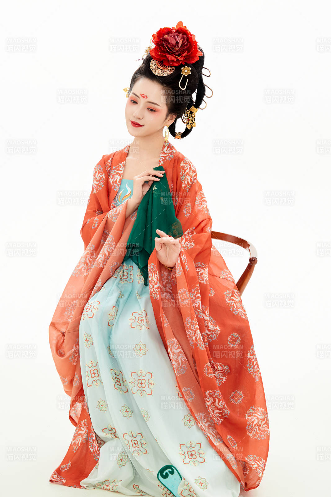 白色背景下穿著中國唐朝服飾的少女