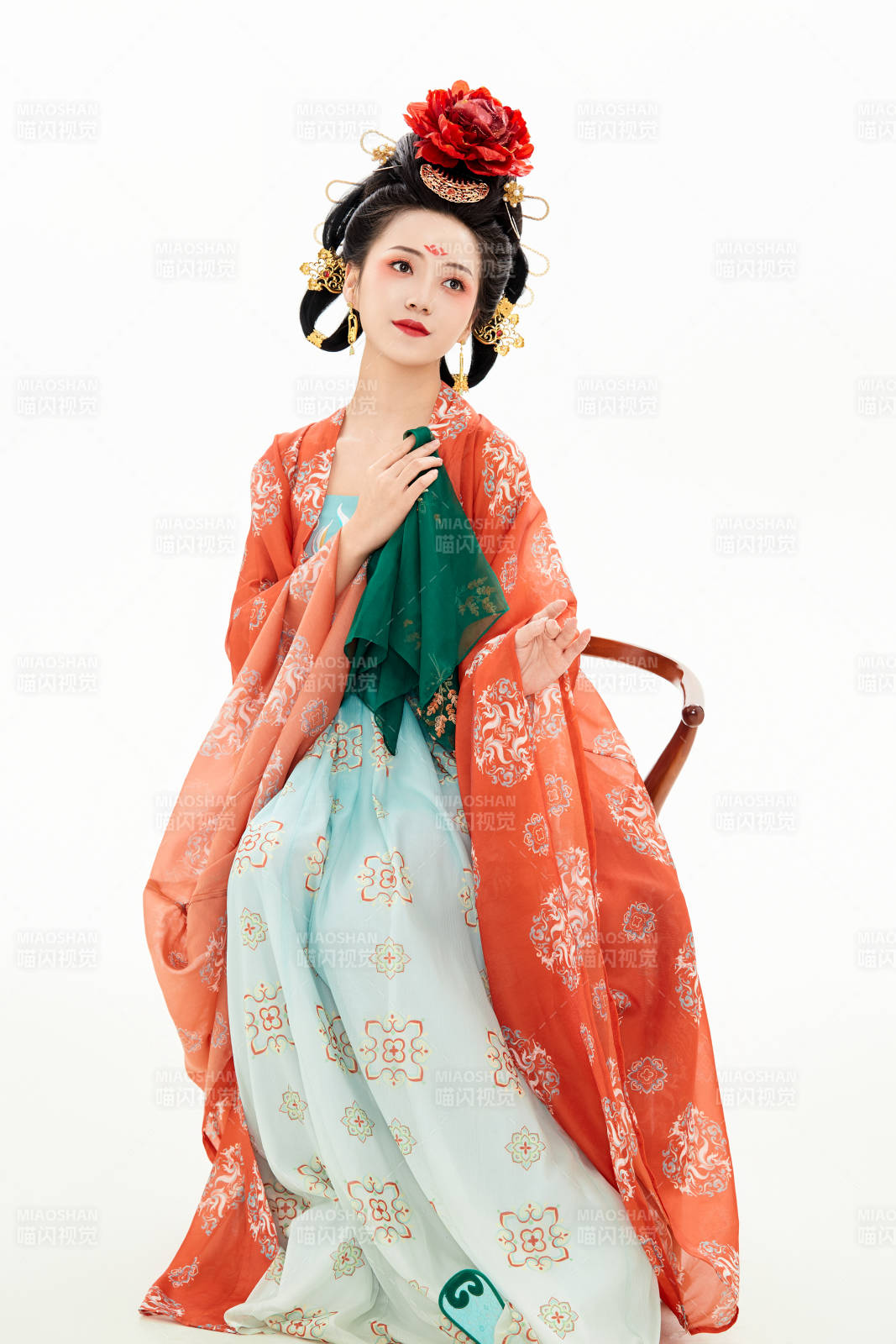 白色背景下穿著中國唐朝服飾的少女