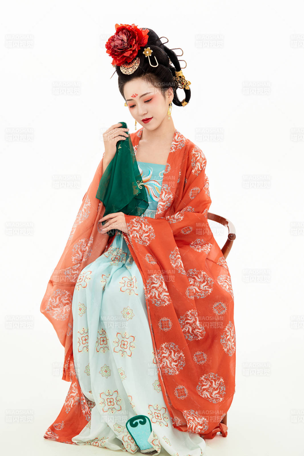 白色背景下穿著中國唐朝服飾的少女