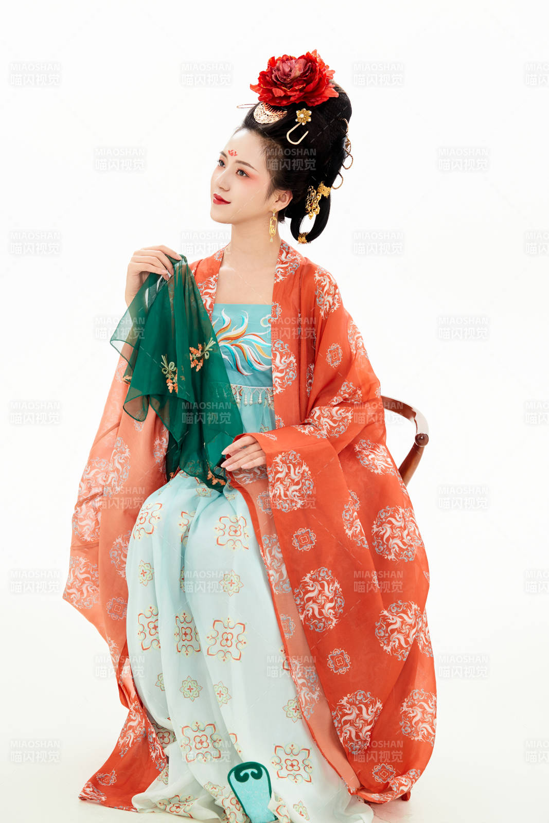 白色背景下穿著中國唐朝服飾的少女