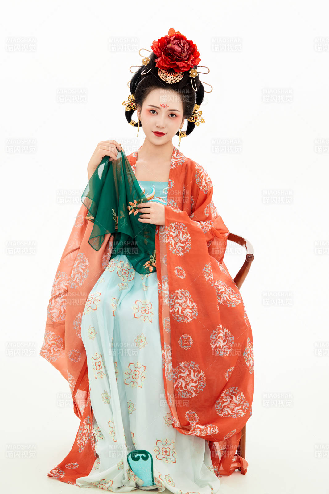 白色背景下穿著中國唐朝服飾的少女