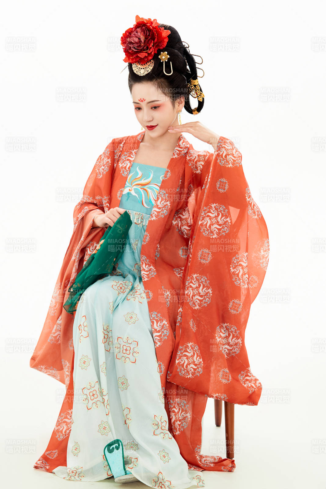 白色背景下穿著中國唐朝服飾的少女