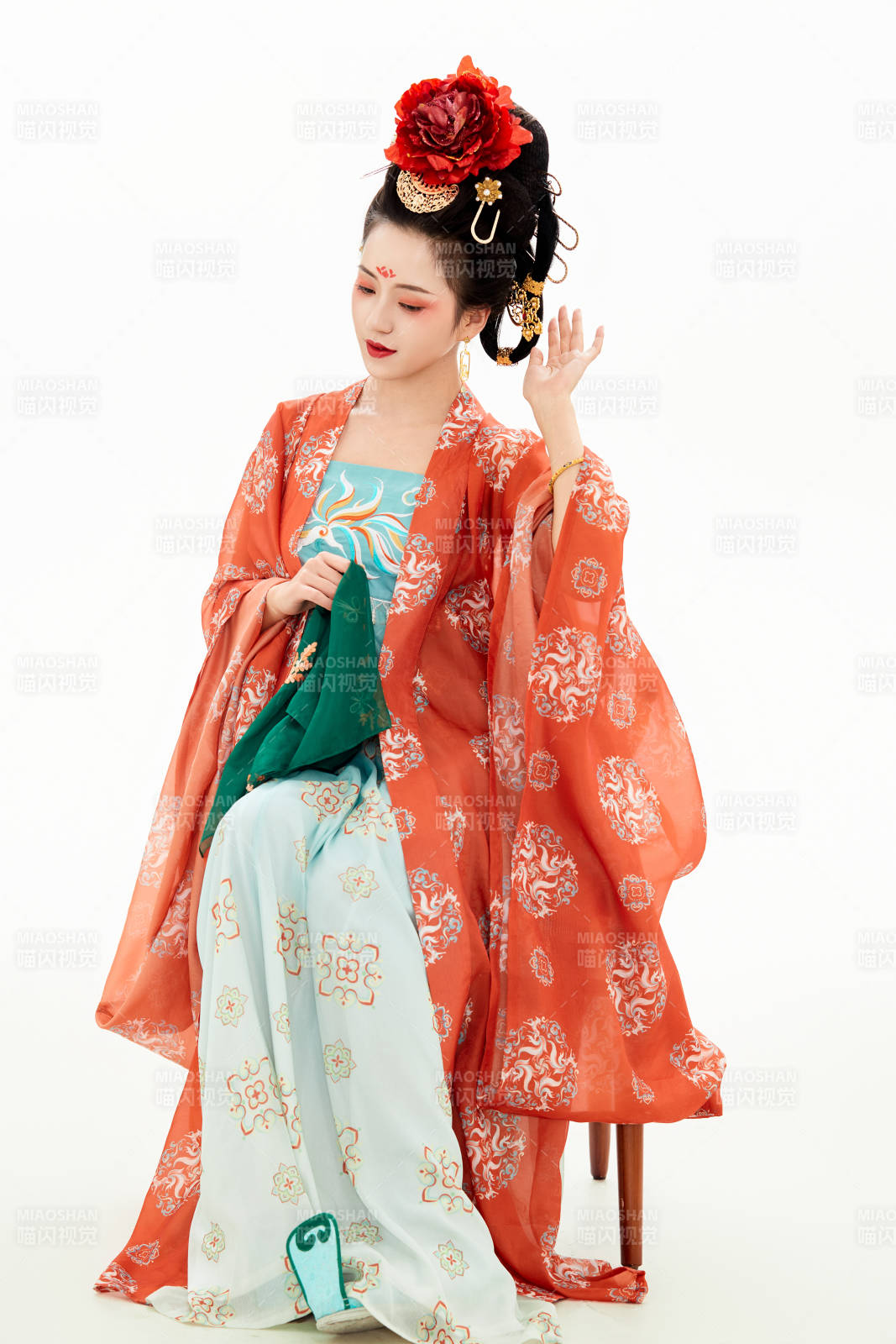 白色背景下穿著中國唐朝服飾的少女