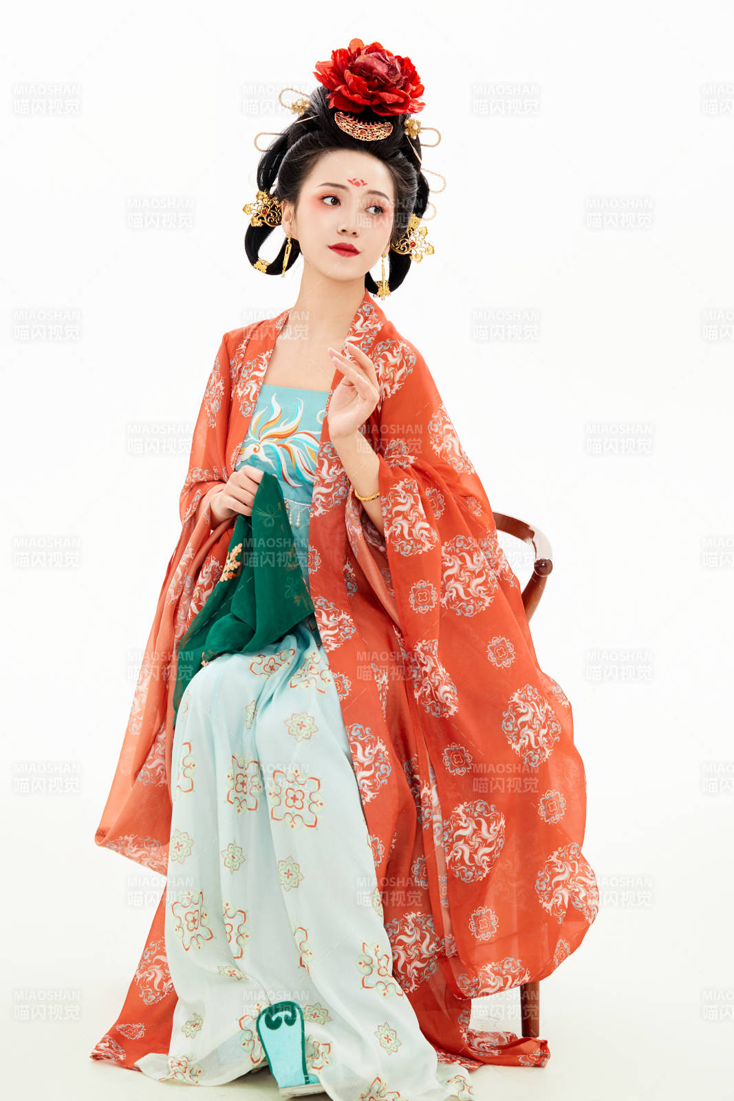 白色背景下穿著中國(guó)唐朝服飾的少女