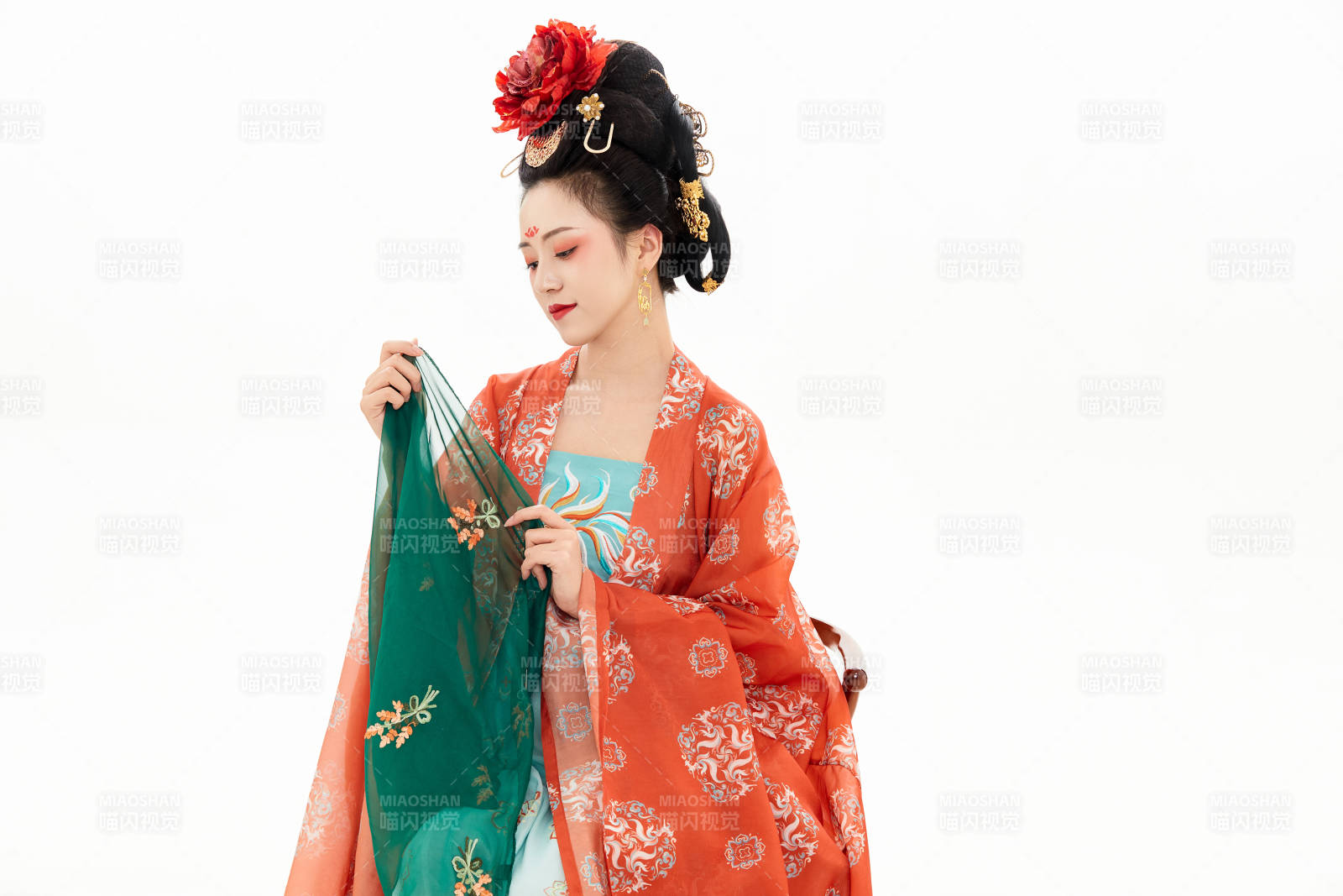 白色背景下穿著中國唐朝服飾的少女