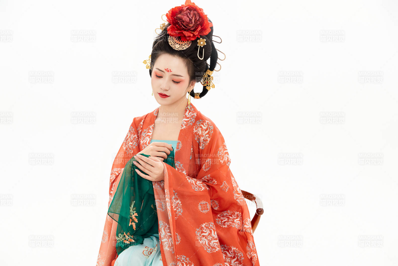 白色背景下穿著中國唐朝服飾的少女