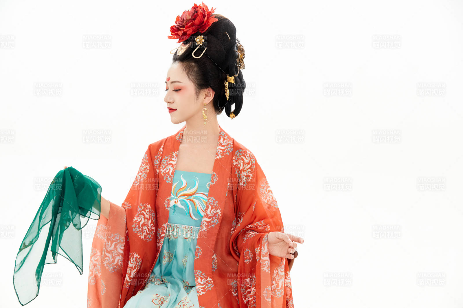 白色背景下穿著中國唐朝服飾的少女