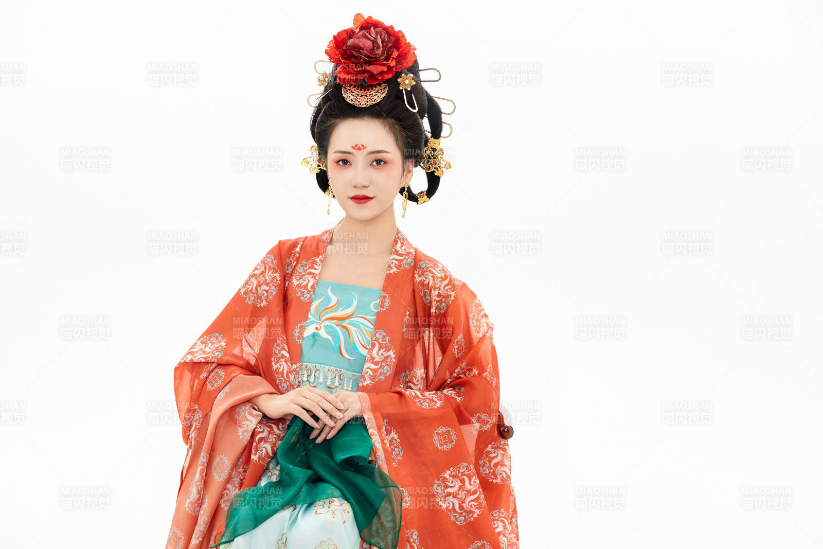 白色背景下穿著中國唐朝服飾的少女