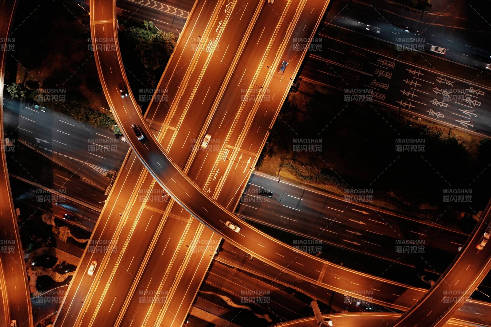 夜幕下的城市立交橋