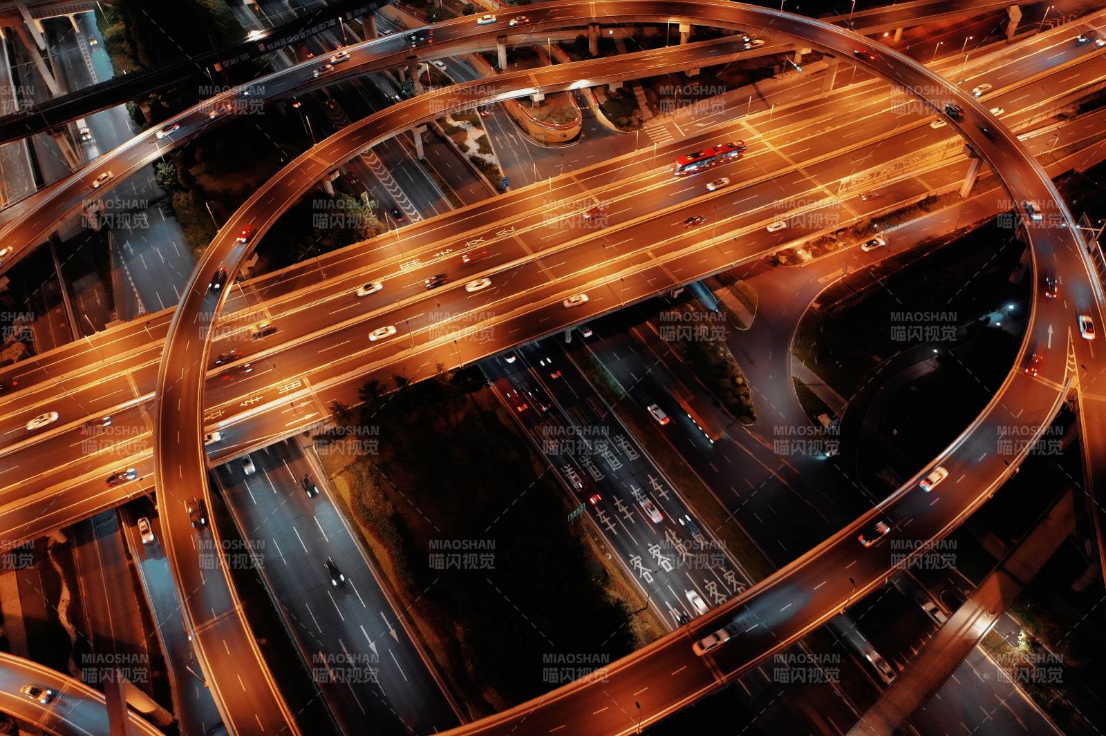 夜幕下的城市立交橋