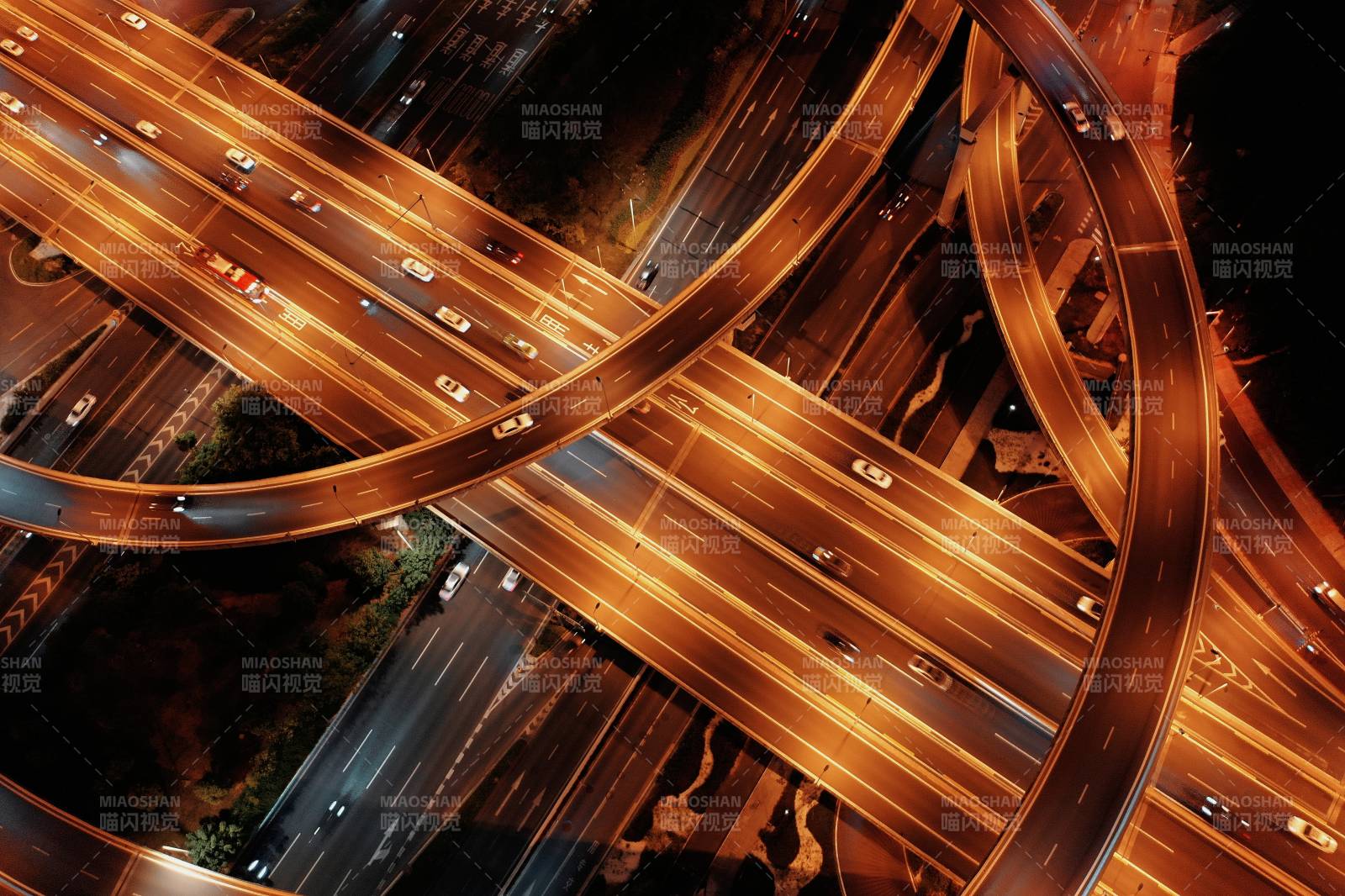 夜色中的城市立交橋