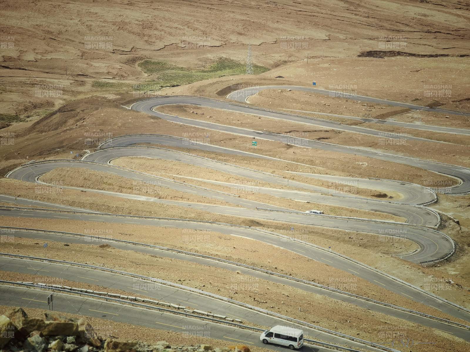 蜿蜒山路車(chē)行圖