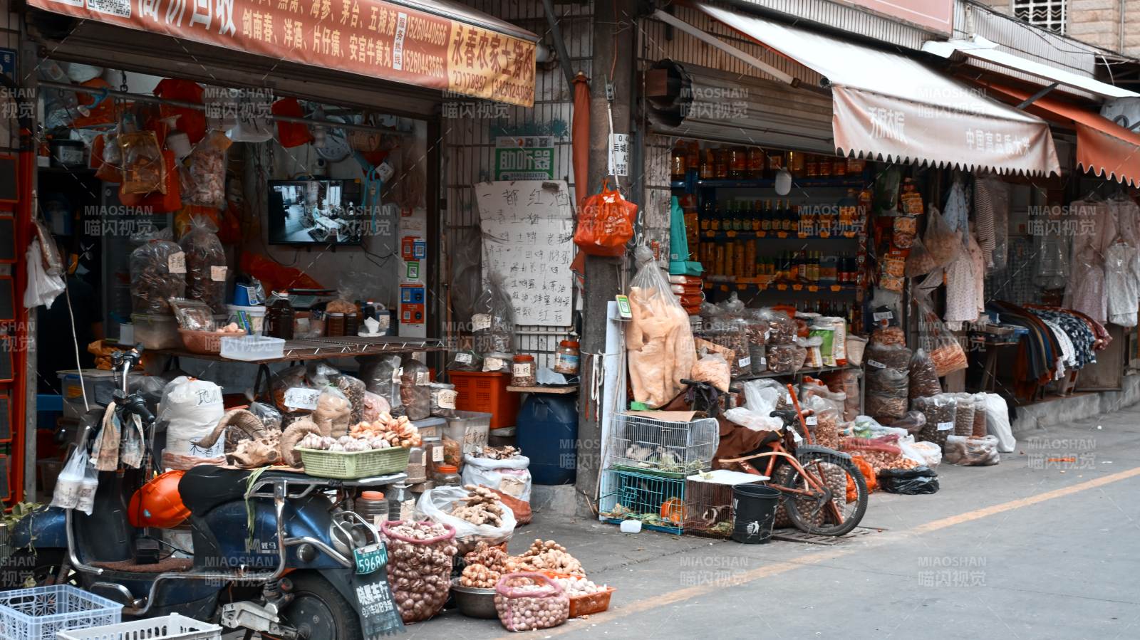 街邊小店熱鬧非凡