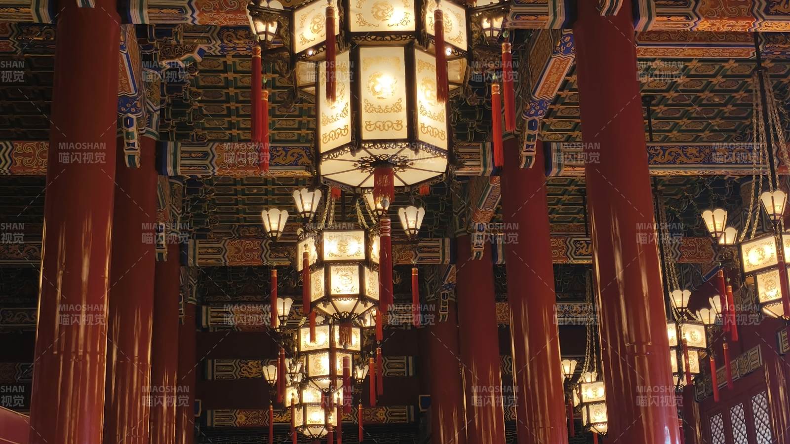 古殿華燈映紅柱