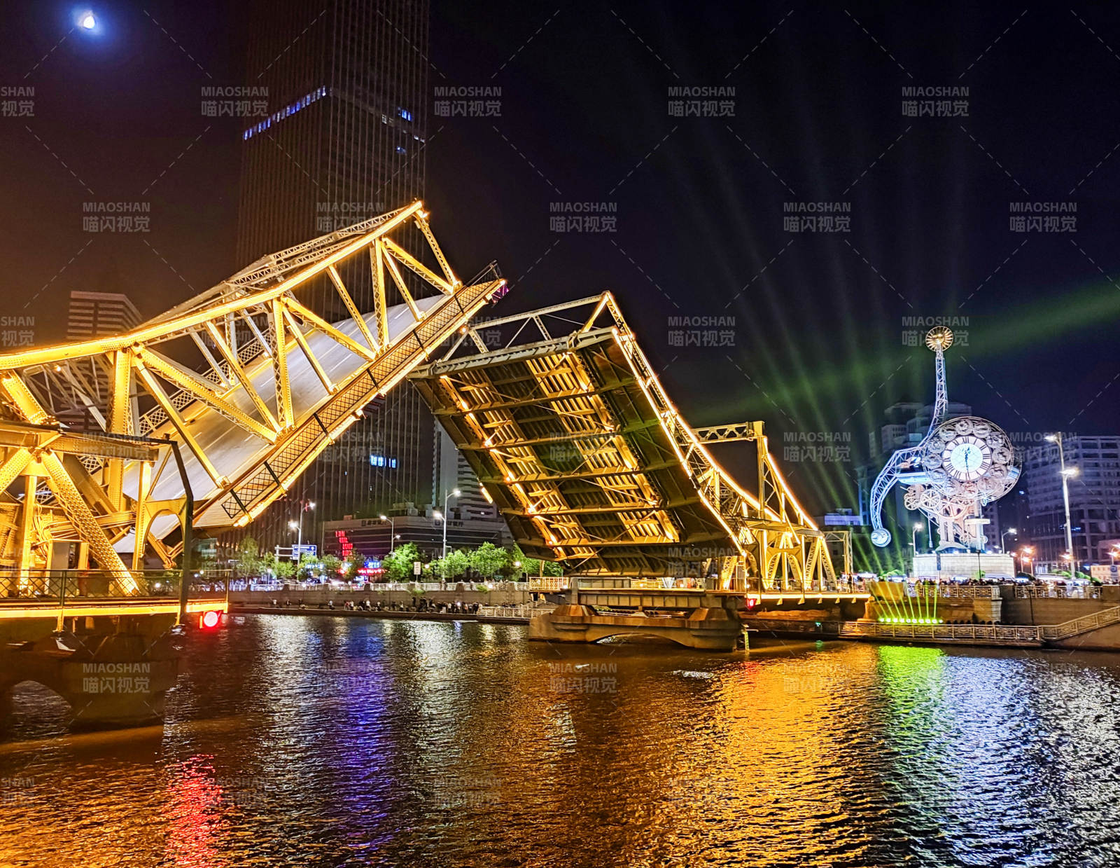 夜幕下的開啟橋