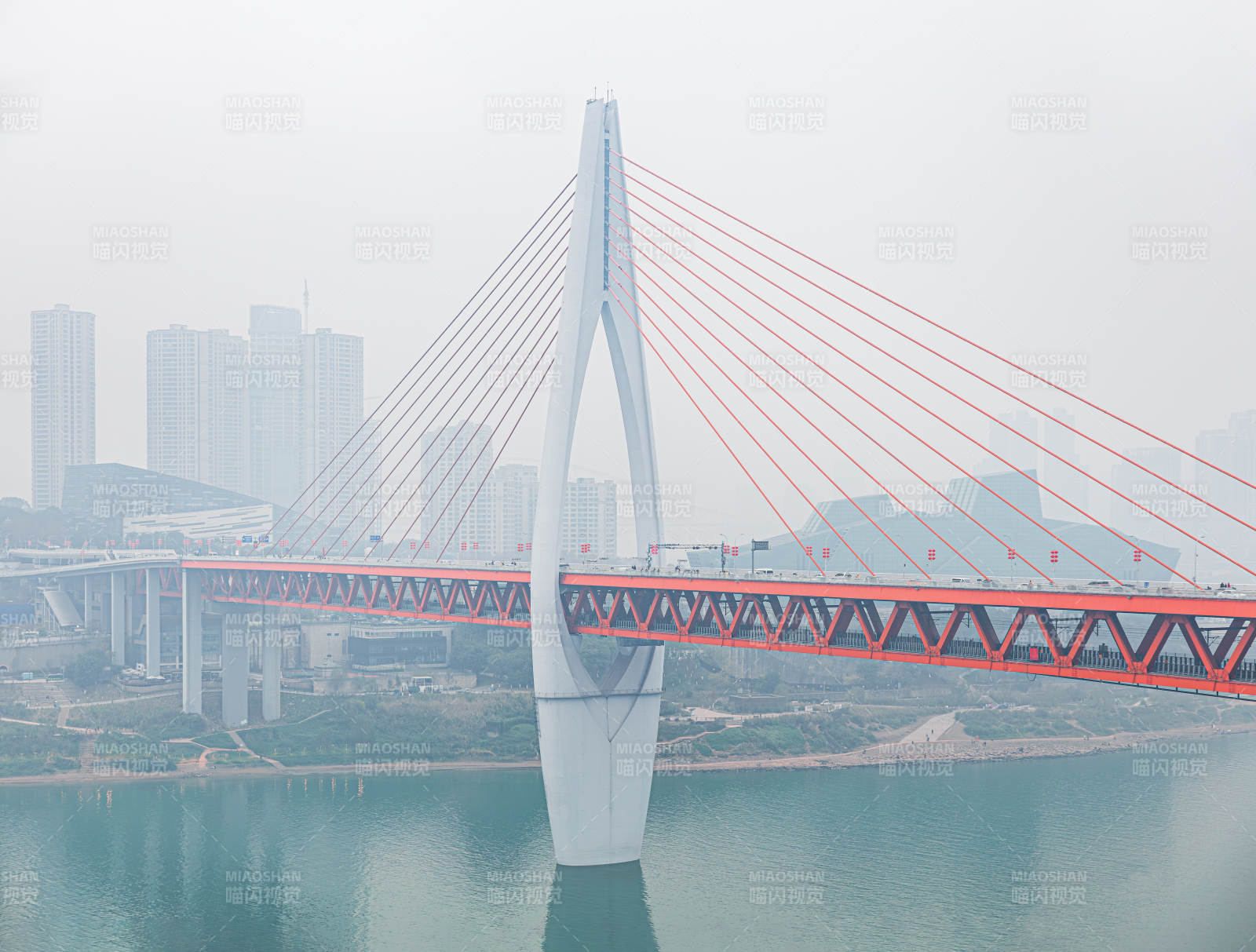 紅橋飛跨碧水間