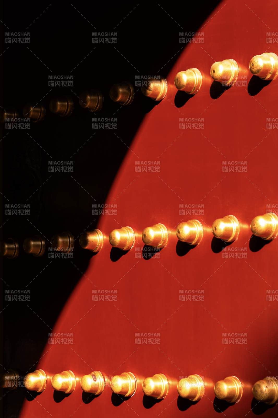 金色燈飾的光影交錯