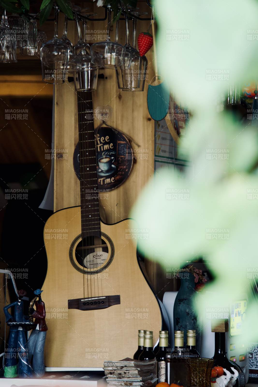 吉他靜掛 時光悠然