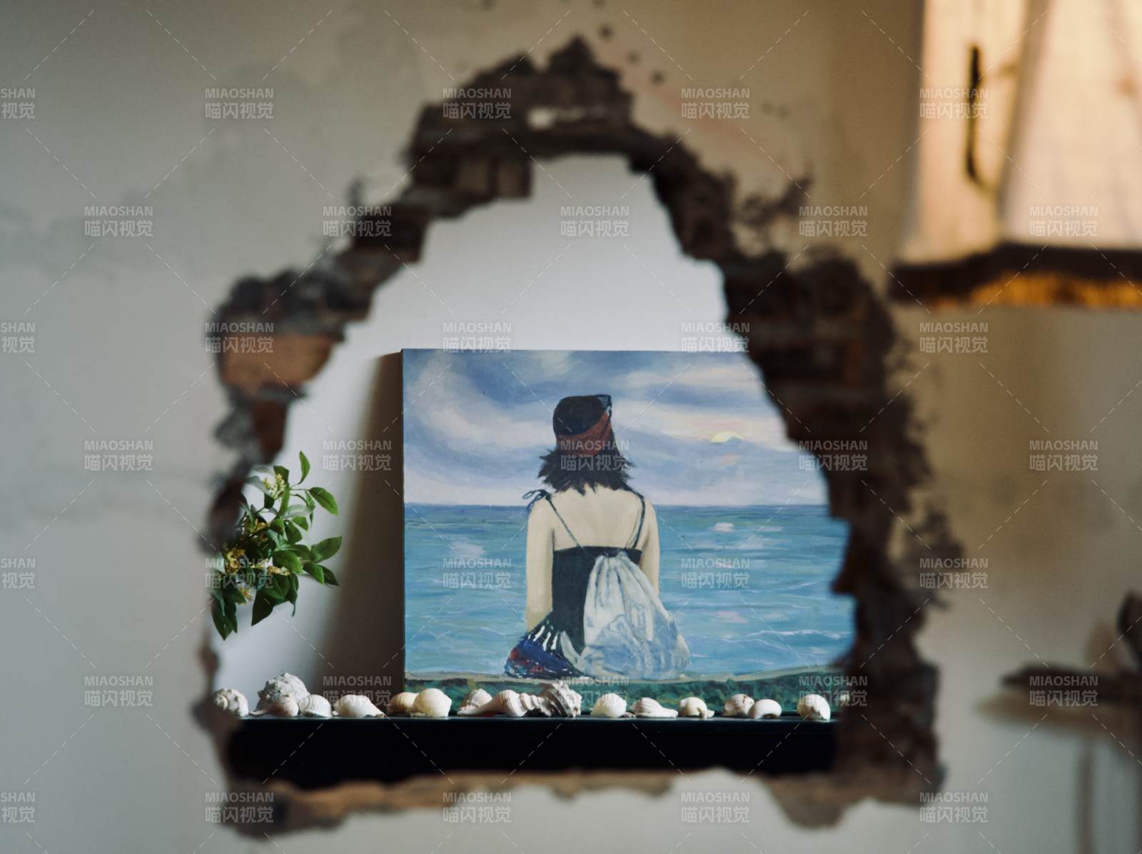 海景畫中的女子