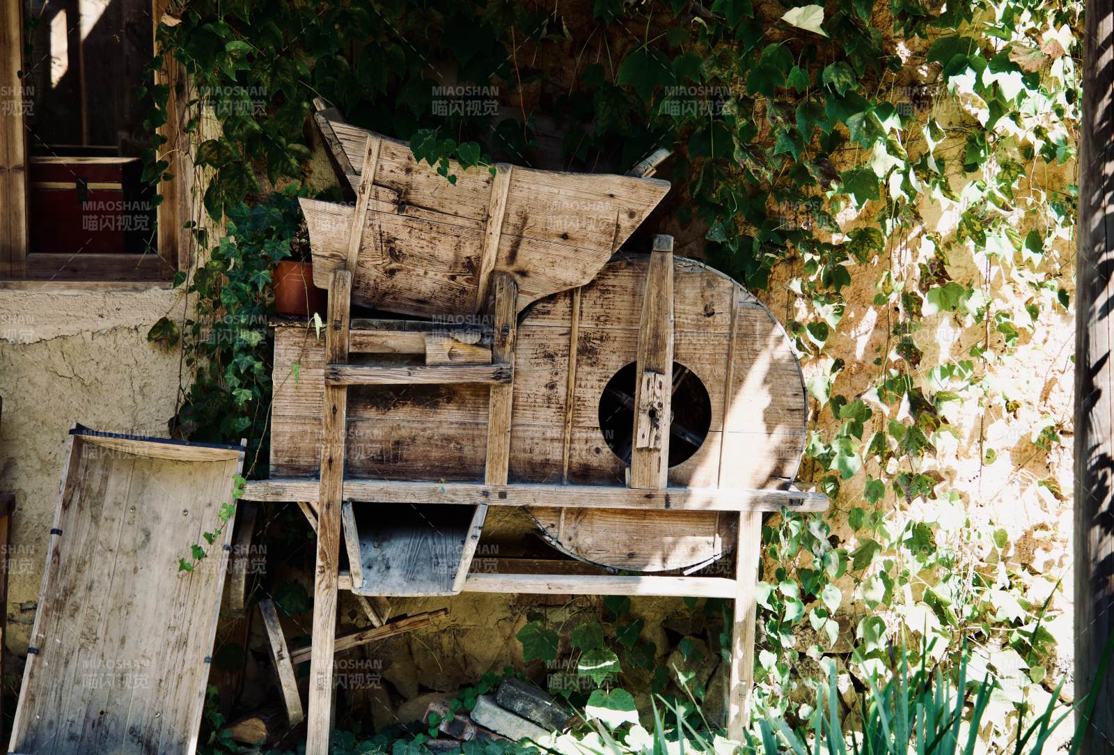 舊木制水車靜立庭院