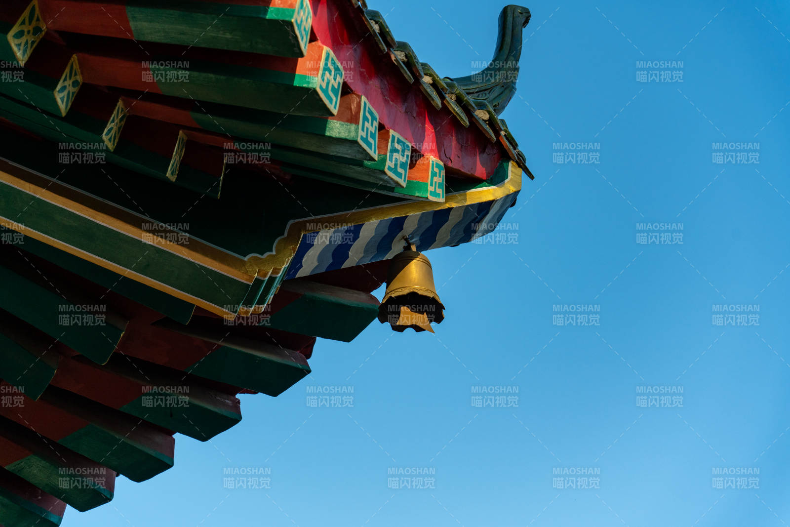 古檐風鈴映藍天