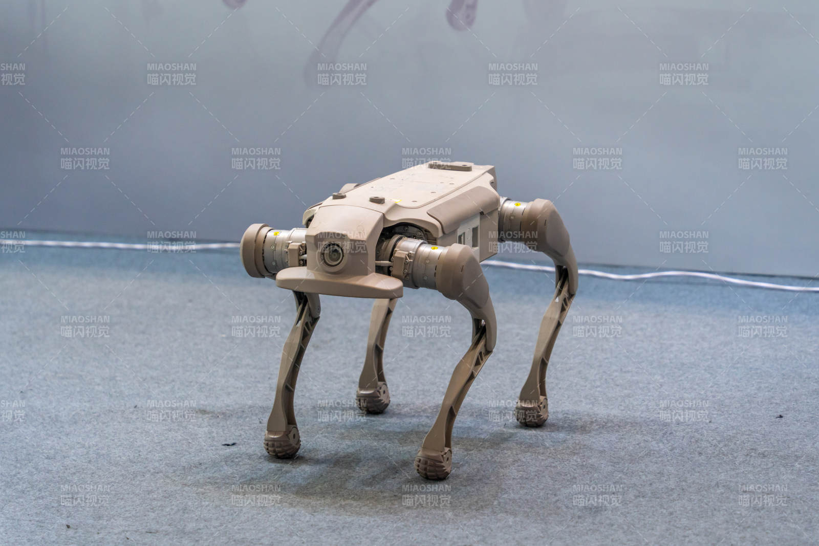 四足機(jī)器人行走中