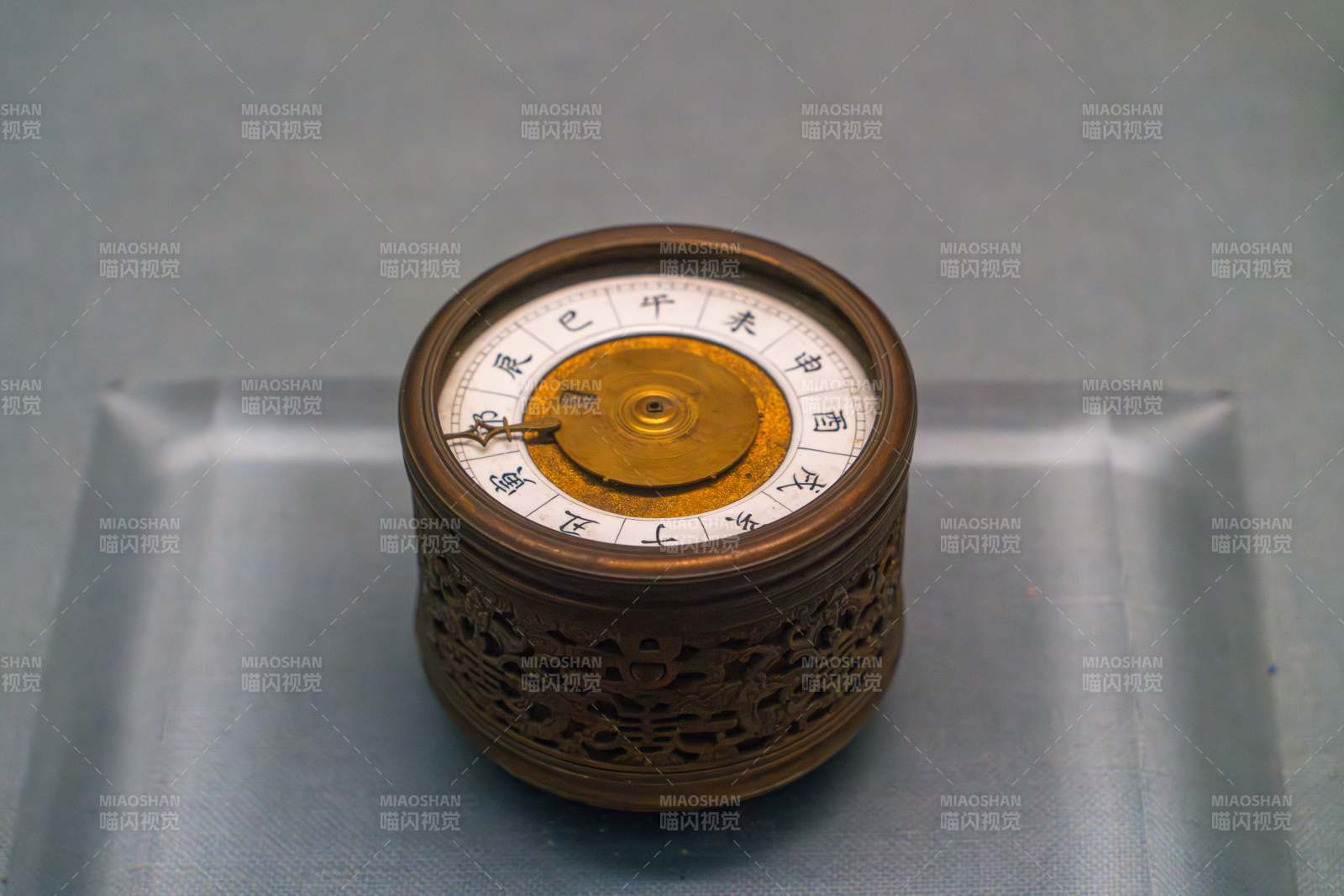 古董羅盤靜置展示