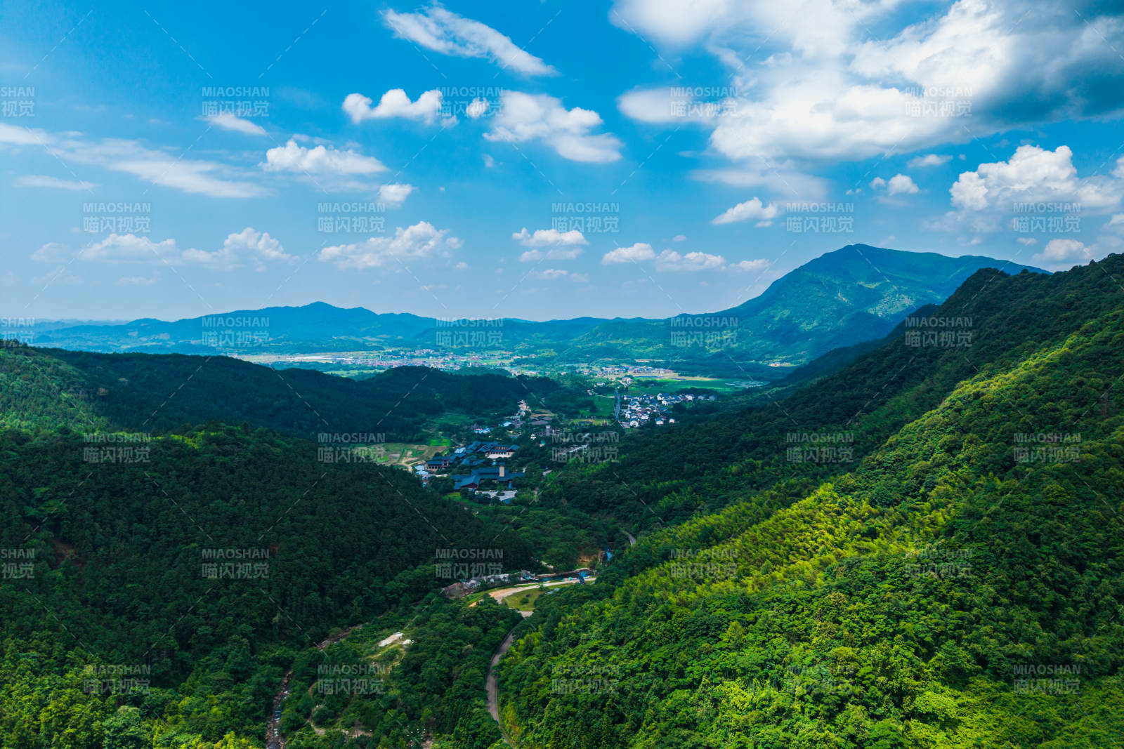 青山綠水映藍天