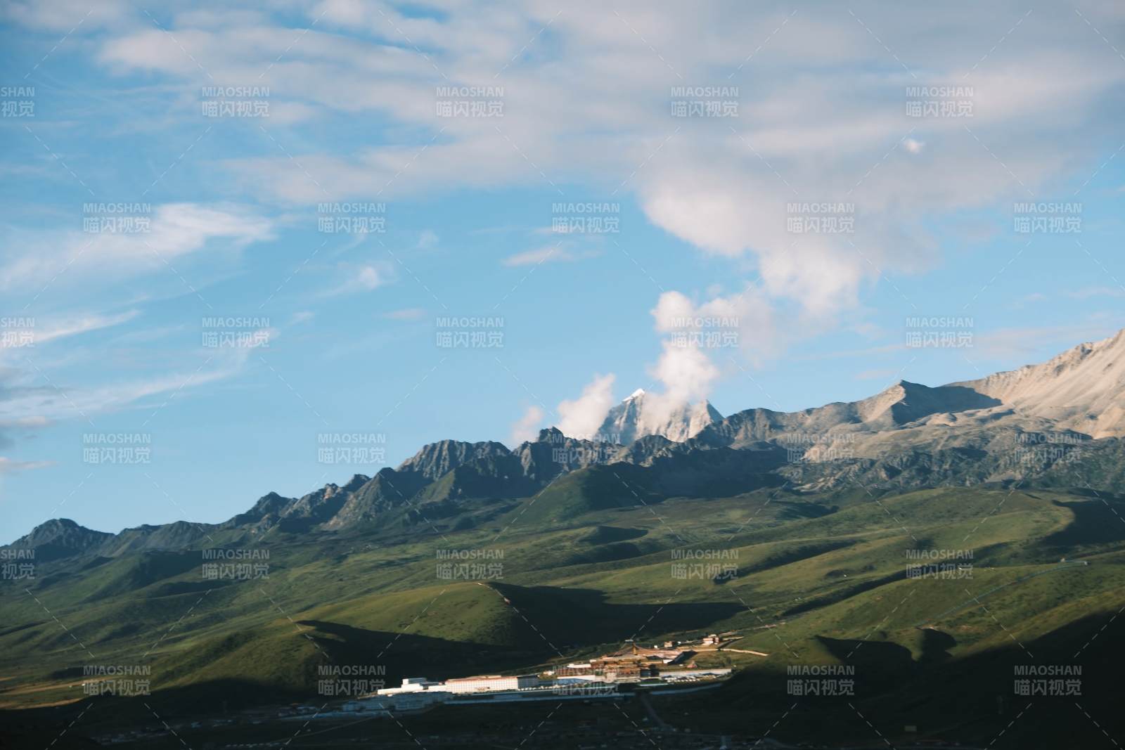 雪山下的綠谷小鎮