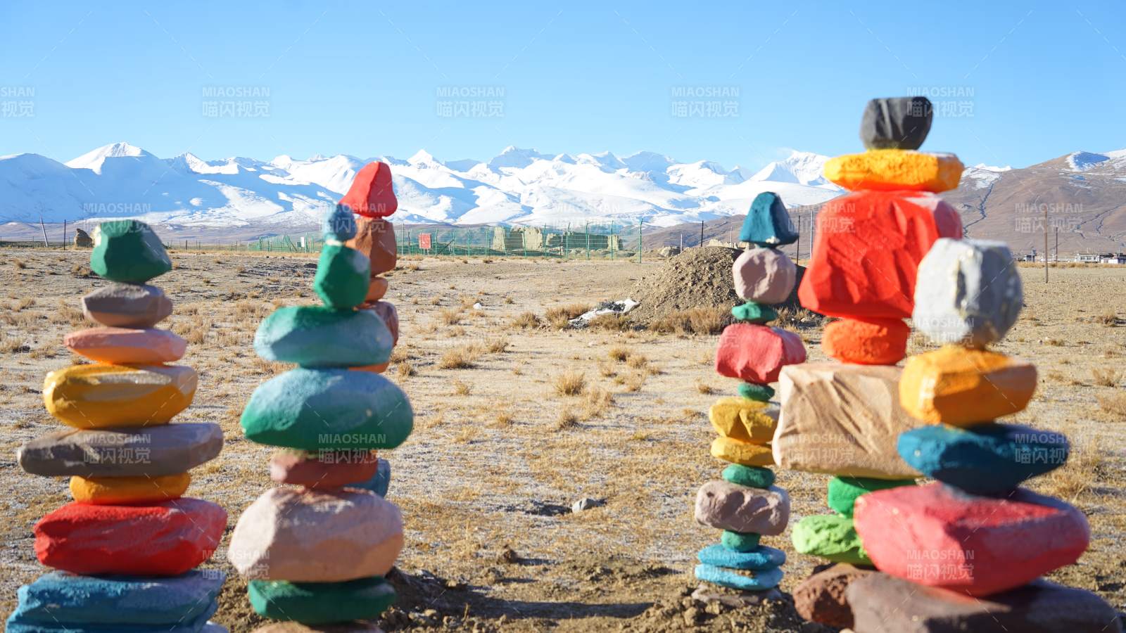 彩石堆疊雪山前