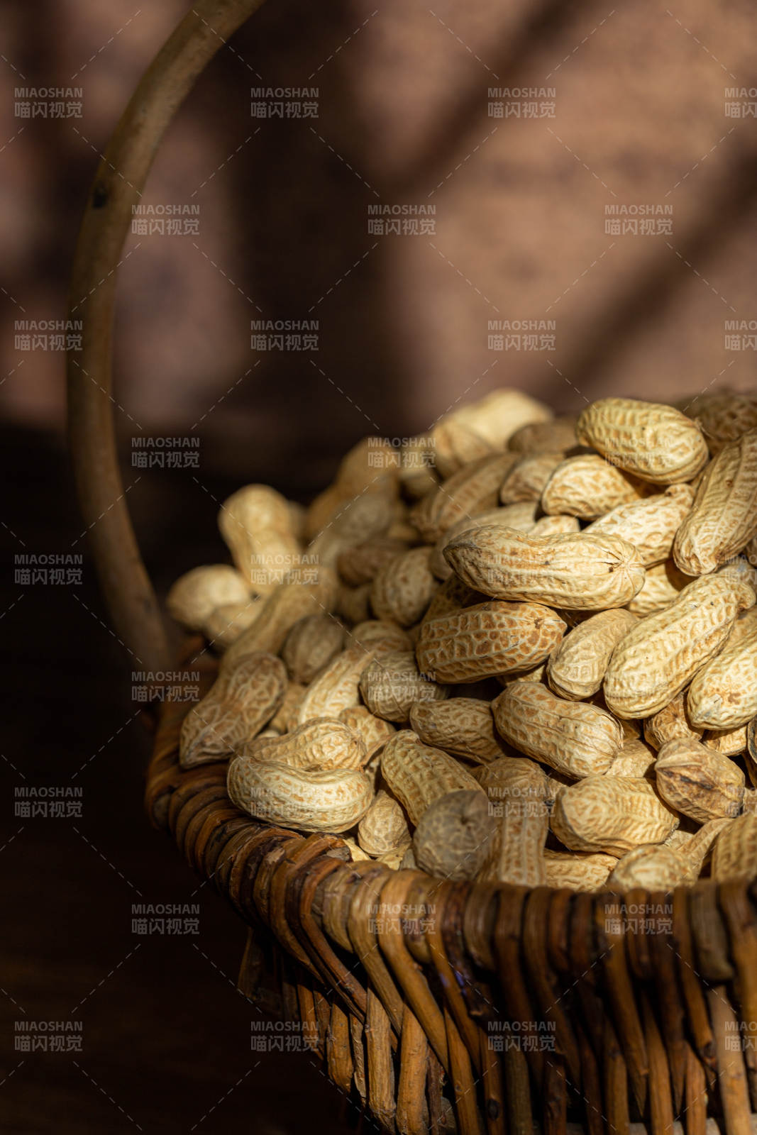 籃中花生滿載香