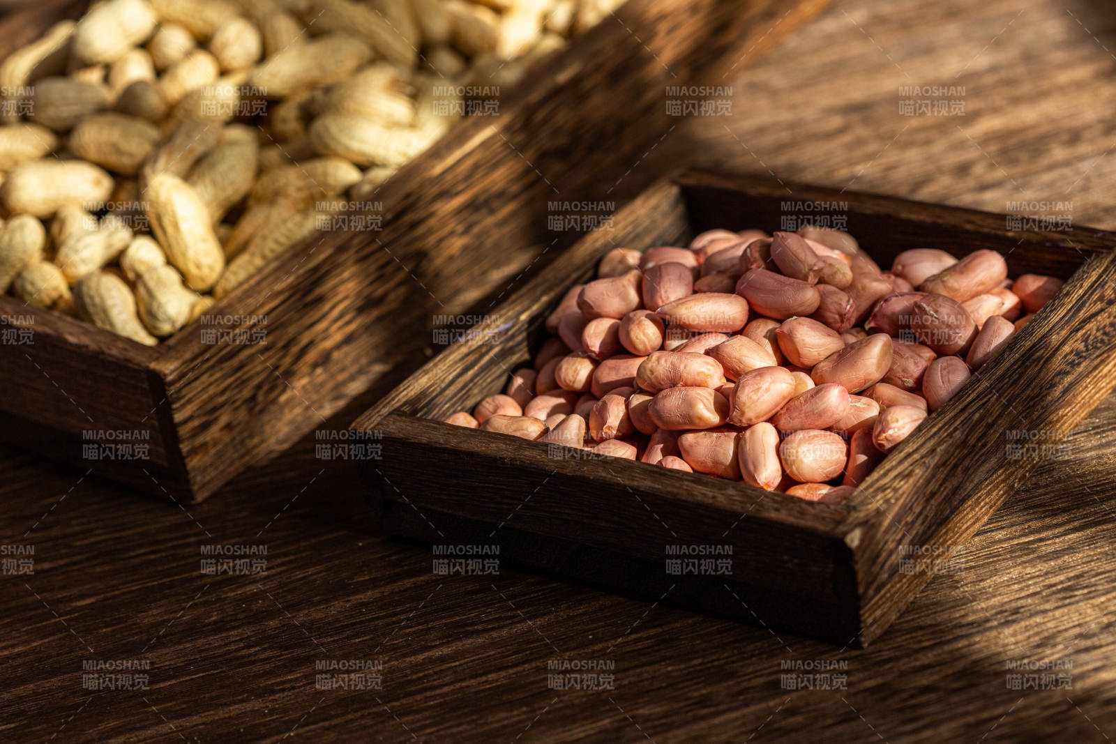 堅果木盒靜置