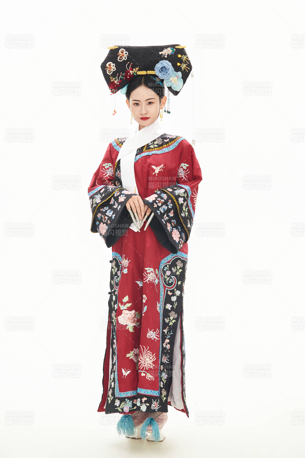 白色背景下穿着中国清朝宫廷服饰的少女