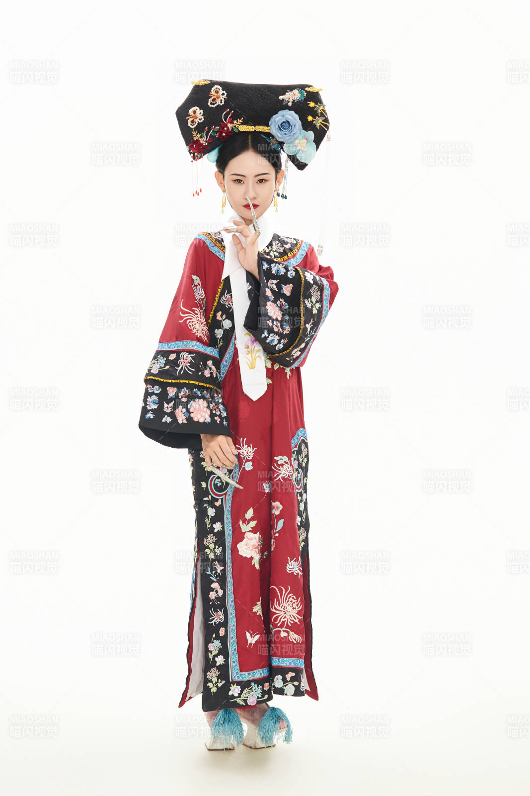 白色背景下穿着中国清朝宫廷服饰的少女