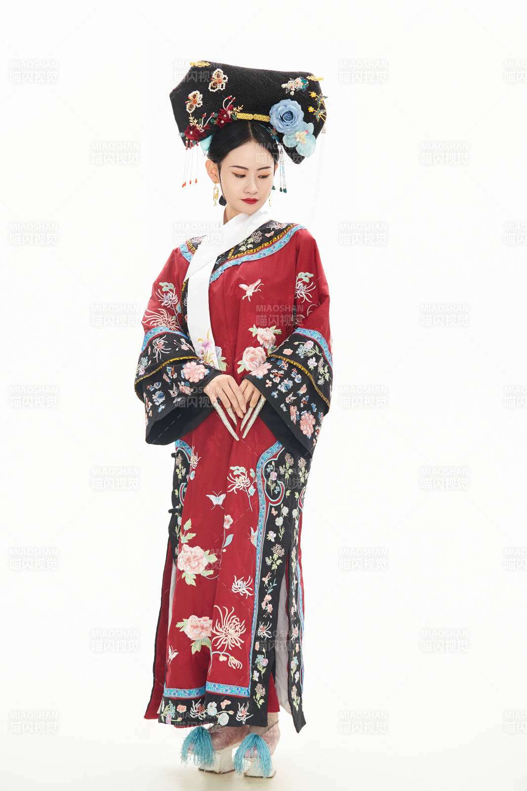 白色背景下穿着中国清朝宫廷服饰的少女