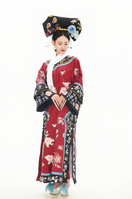 白色背景下穿着中国清朝宫廷服饰的少女