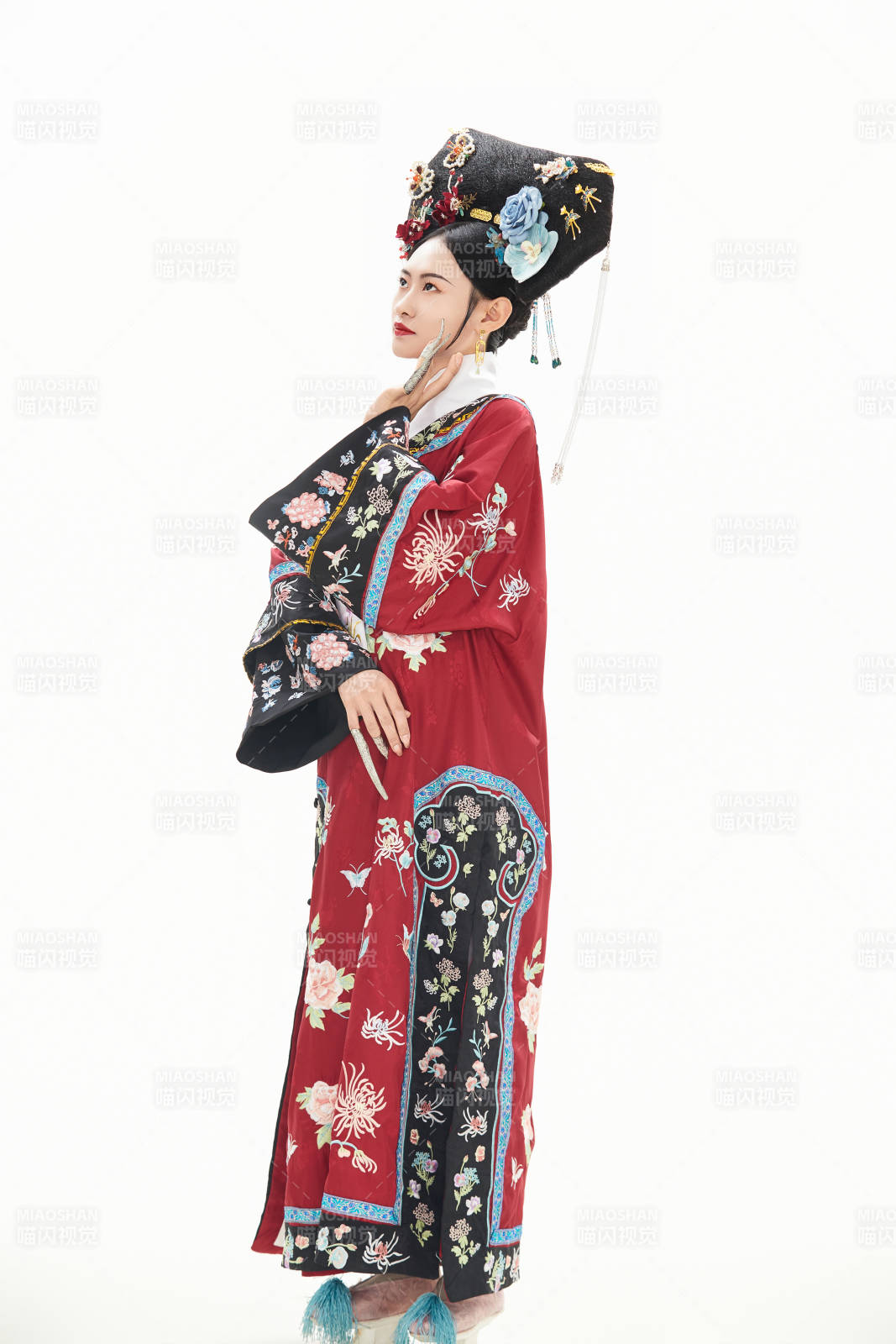 白色背景下穿著中國清朝宮廷服飾的少女