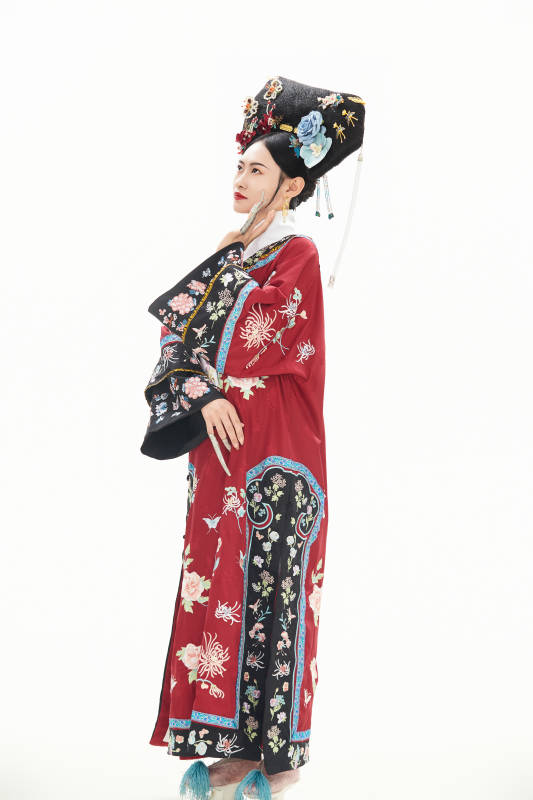 白色背景下穿着中国清朝宫廷服饰的少女