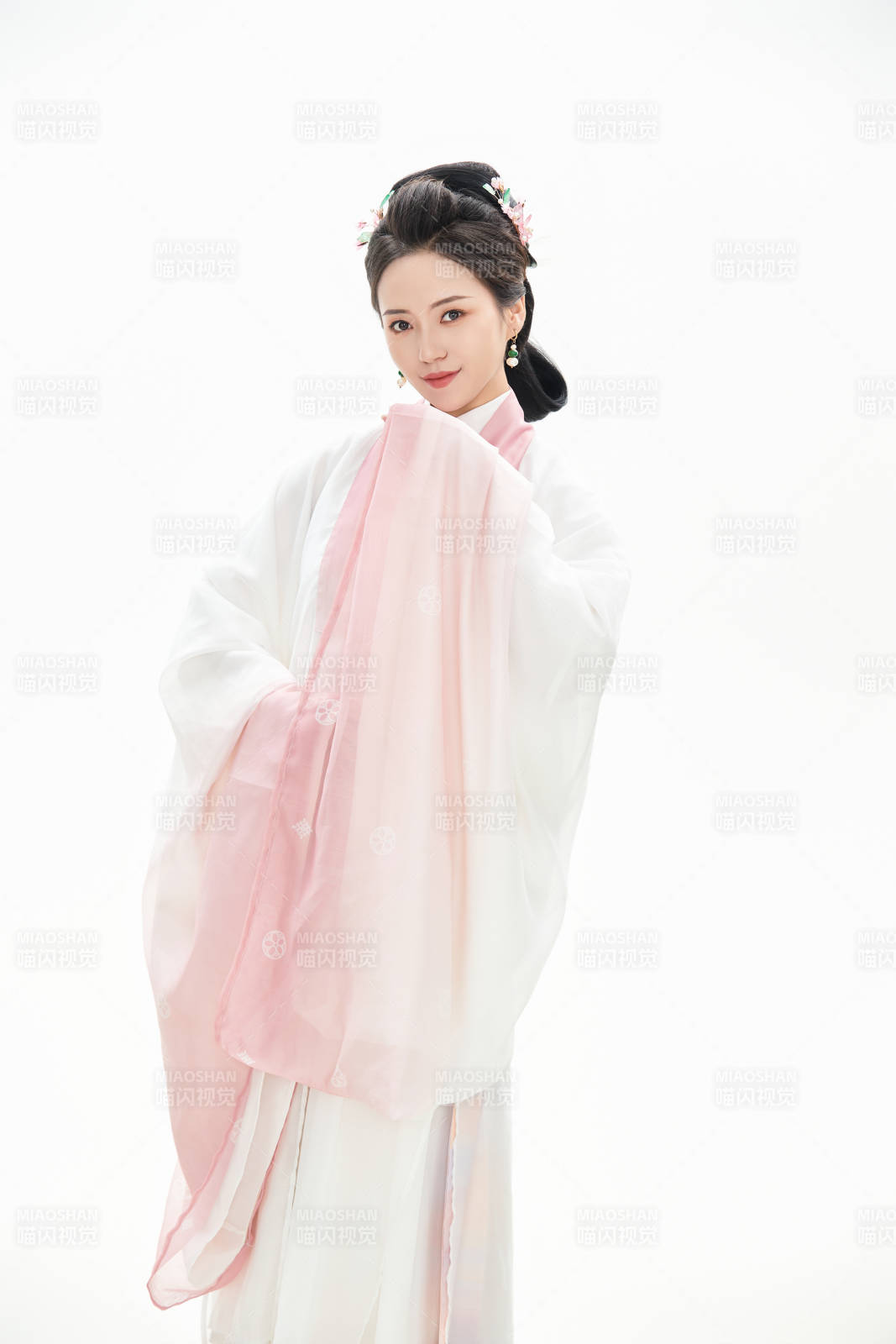 白色背景下穿著魏晉制漢服的少女