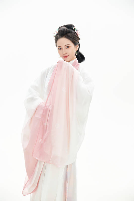 白色背景下穿着魏晋制汉服的少女