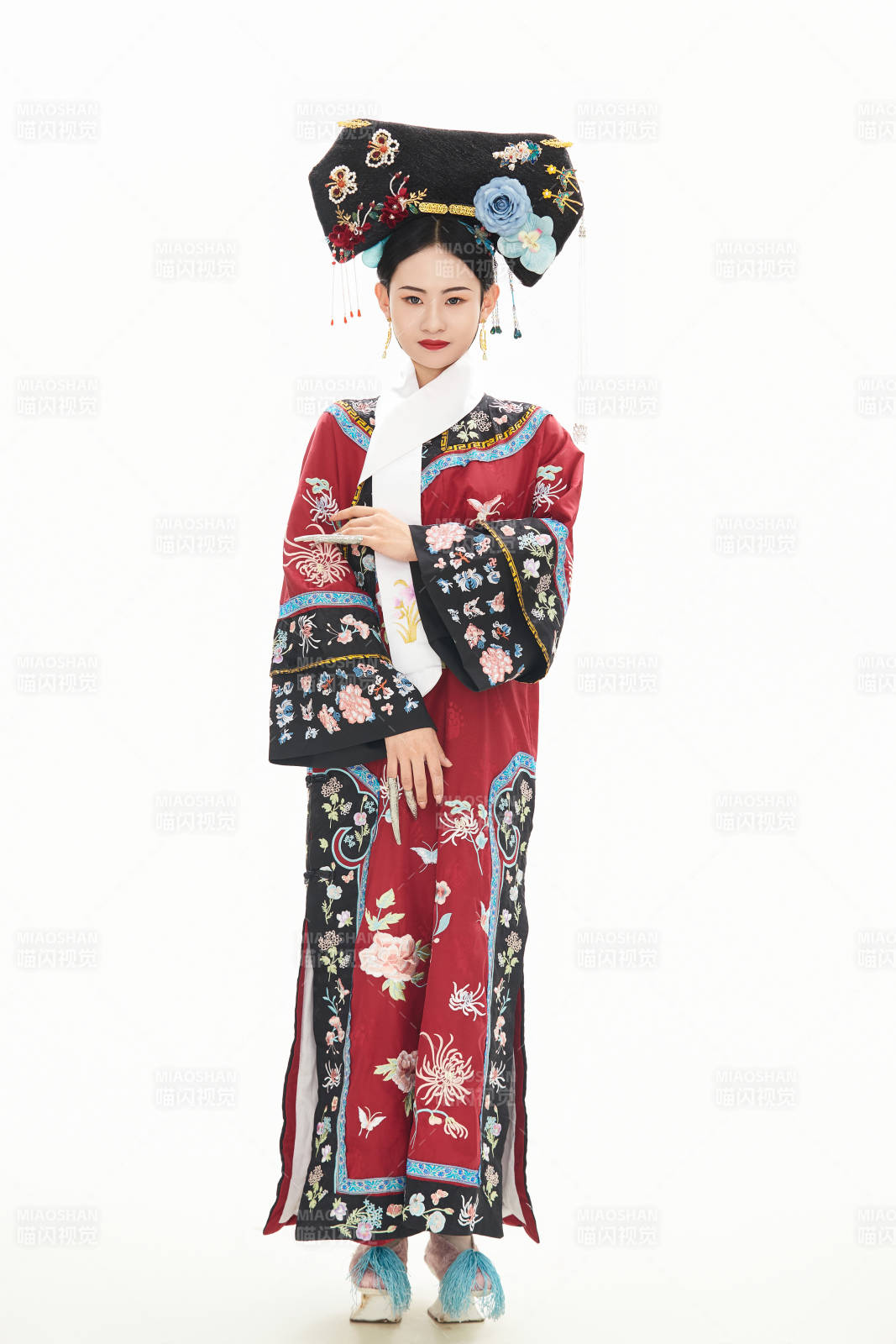 白色背景下穿着中国清朝宫廷服饰的少女