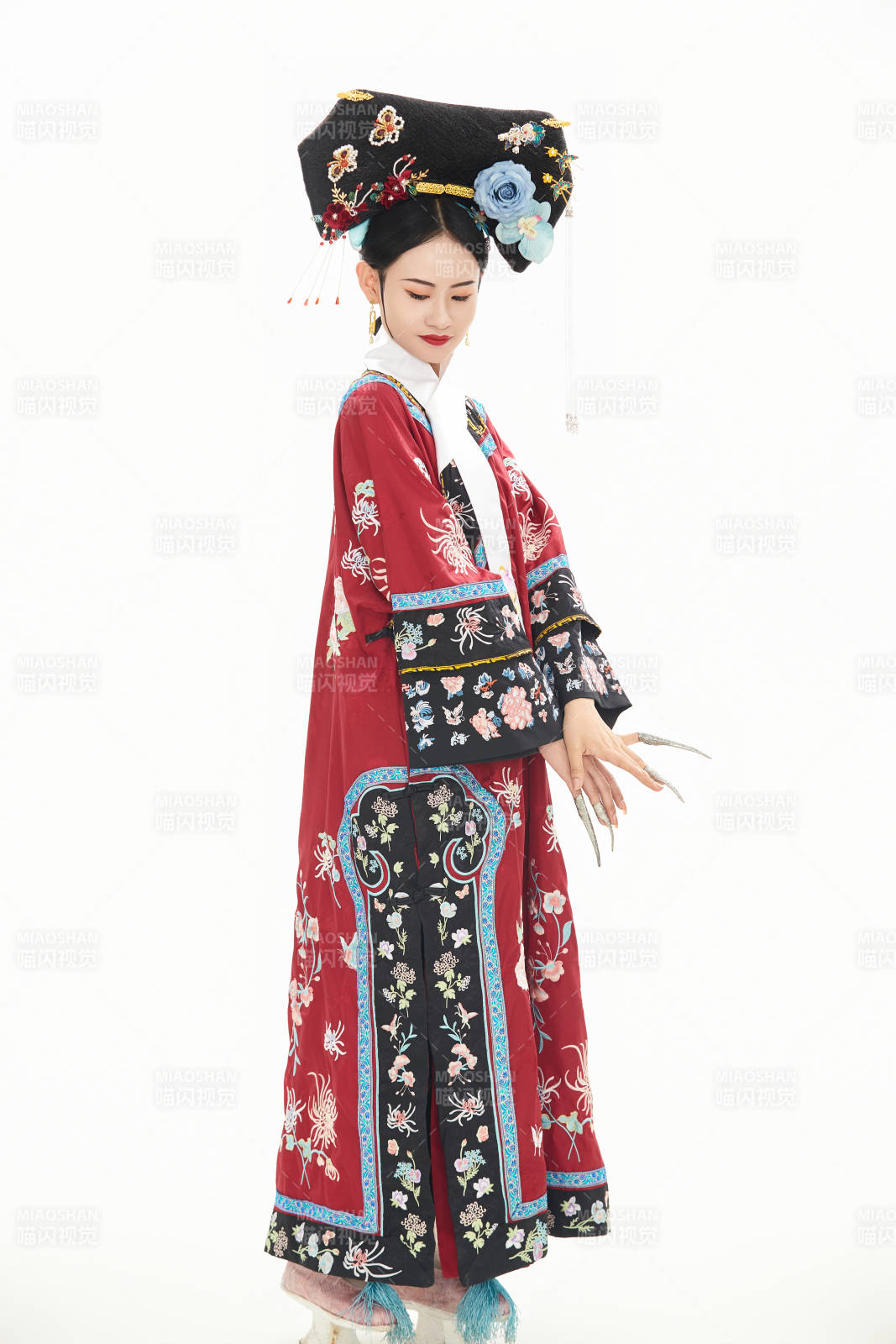 白色背景下穿着中国清朝宫廷服饰的少女