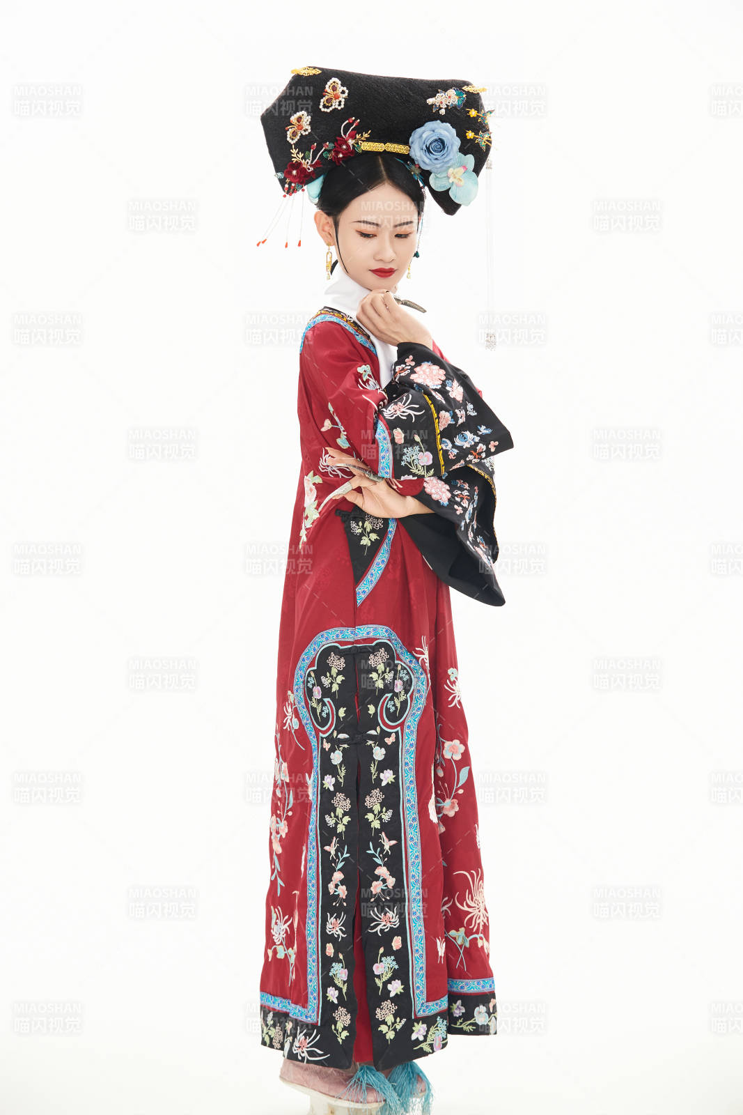 白色背景下穿着中国清朝宫廷服饰的少女