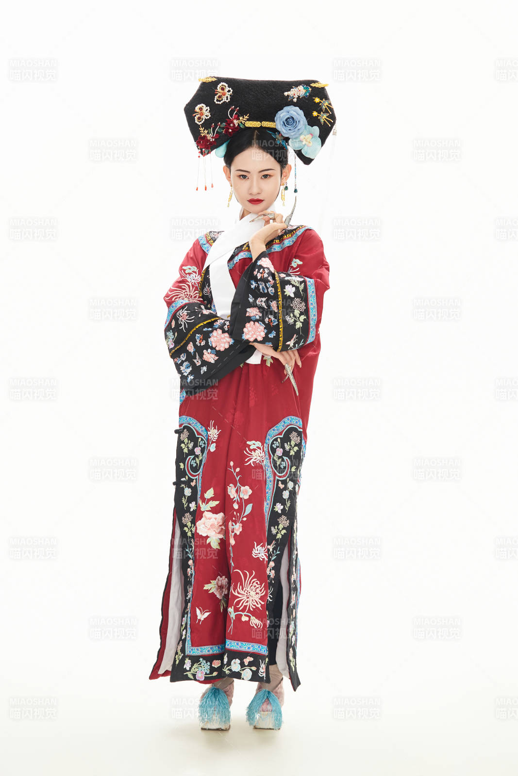 白色背景下穿著中國清朝宮廷服飾的少女