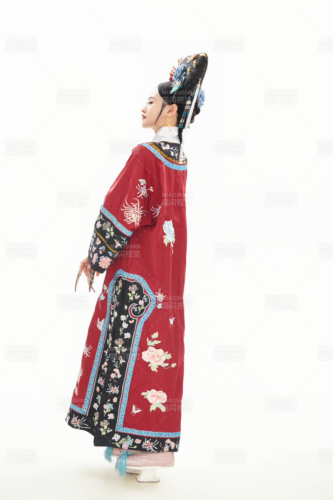 白色背景下穿着中国清朝宫廷服饰的少女