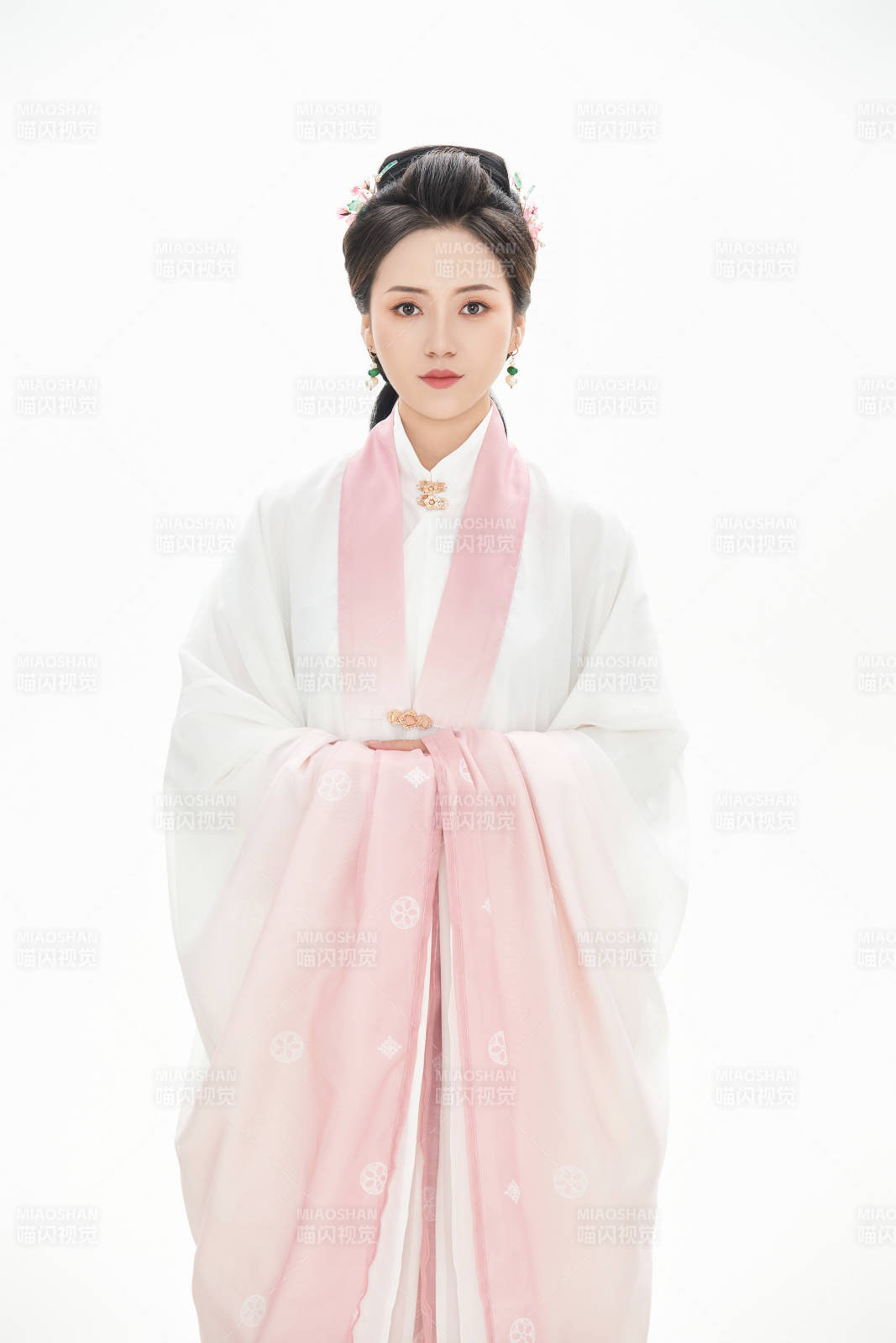 白色背景下穿着魏晋制汉服的少女