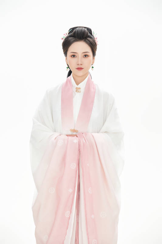 白色背景下穿着魏晋制汉服的少女