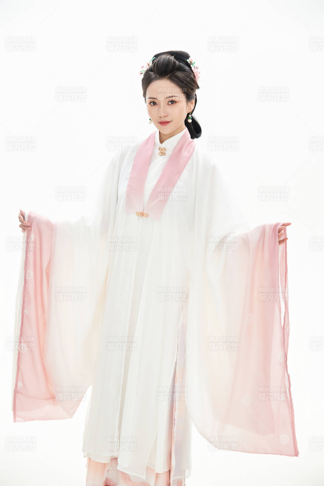 白色背景下穿著魏晉制漢服的少女