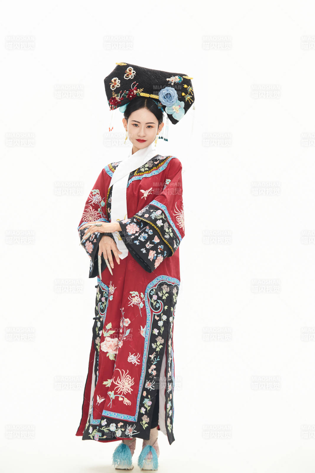 白色背景下穿着中国清朝宫廷服饰的少女