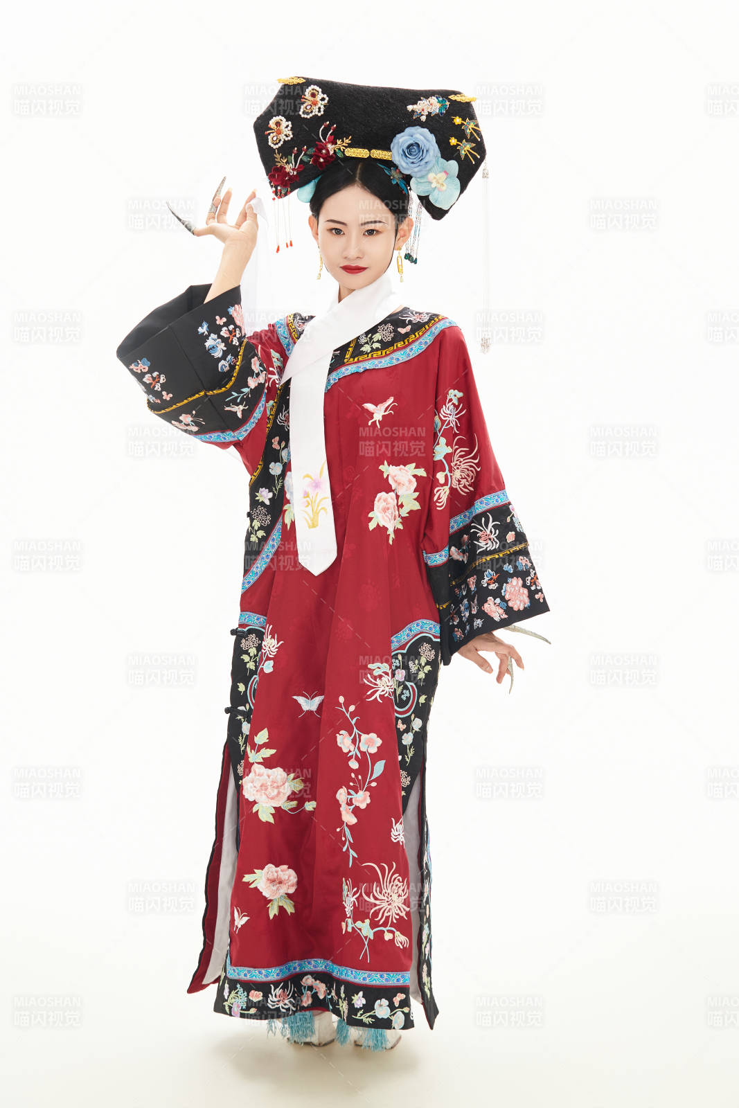 白色背景下穿着中国清朝宫廷服饰的少女
